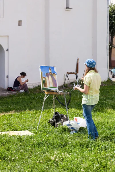 Jovens artistas pintam nas paredes de uma antiga catedral — Fotografia de Stock