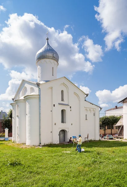 Young artists paint at the walls of an ancient cathedral — Stock Photo, Image