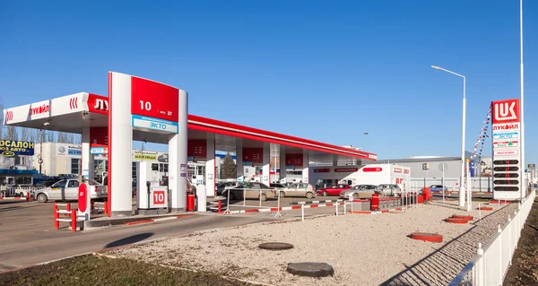 Distributore di benzina Lukoil nella giornata di sole — Foto Stock