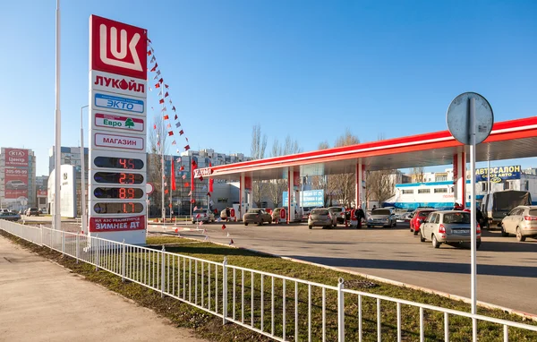 Lukoil bensinstation i solig dag — Stockfoto