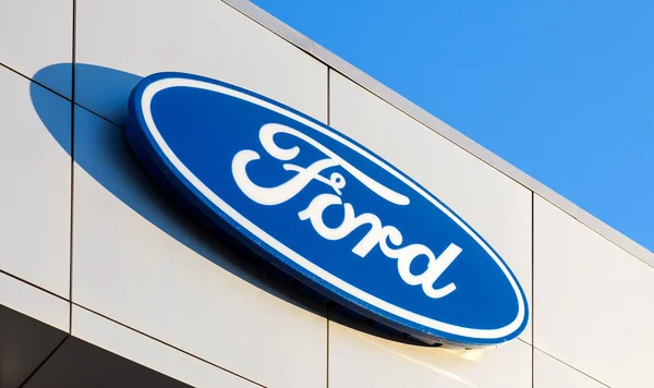 El emblema Ford en la oficina del distribuidor oficial Imagen de stock