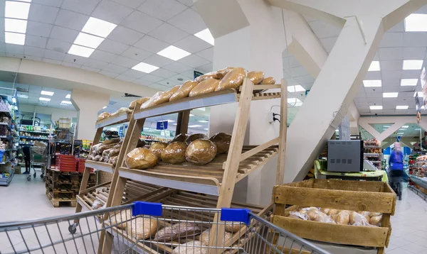 Intérieur du supermarché Perekrestok . — Photo