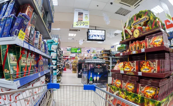 Innenraum des Supermarktes perekrestok. — Stockfoto