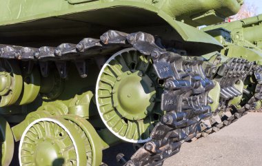Eski Sovyet tankının tırtılları.