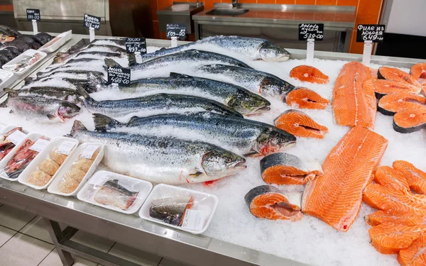 Pescado crudo listo para la venta en el supermercado — Foto de Stock