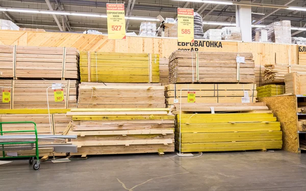 Stapel van houten planken klaar voor verkoop — Stockfoto