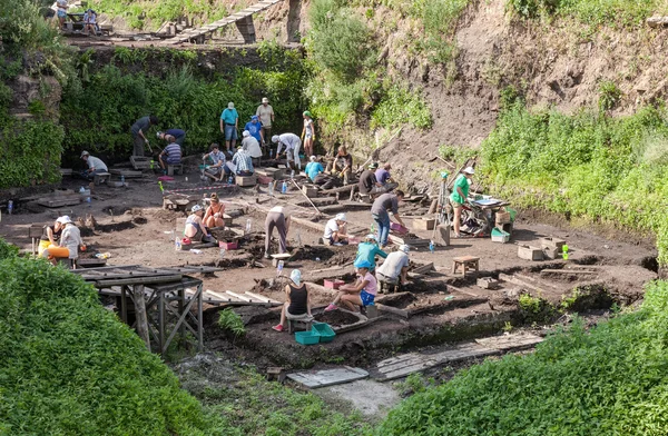 Excavaciones arqueológicas cerca de las paredes de un antiguo Kremlin — Foto de Stock