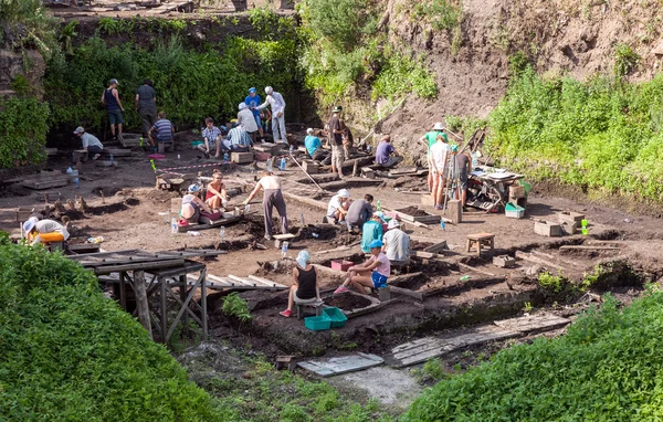 Archäologische Ausgrabungen in der Nähe der Mauern eines antiken Kreml — Stockfoto