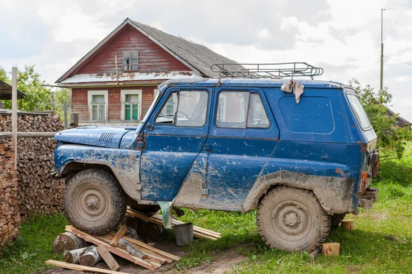 Viejo, sucio coche UAZ reparado en un pueblo — Foto de Stock