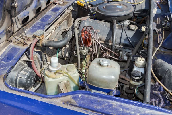 L'aspetto del vano motore della vecchia auto sovietica — Foto Stock