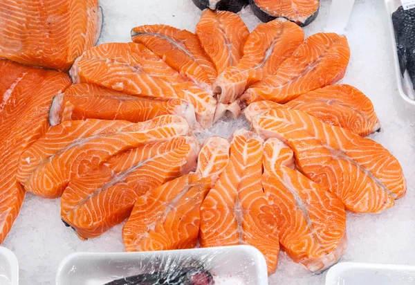 Свіжий рибний лосось нарізаний на продаж в льоду — стокове фото