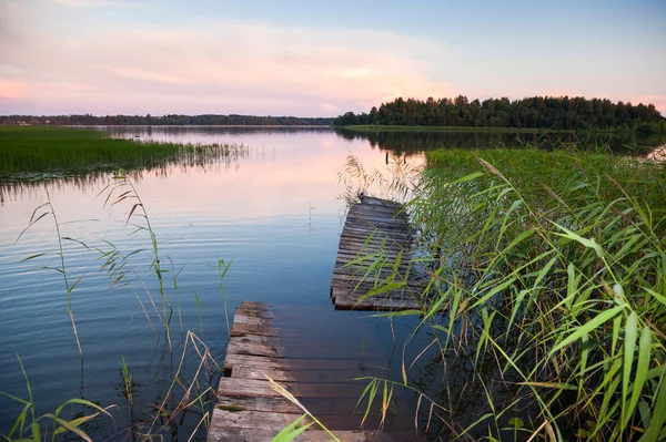 Paisaje de verano con pasarela antigua en el lago por la noche —  Fotos de Stock