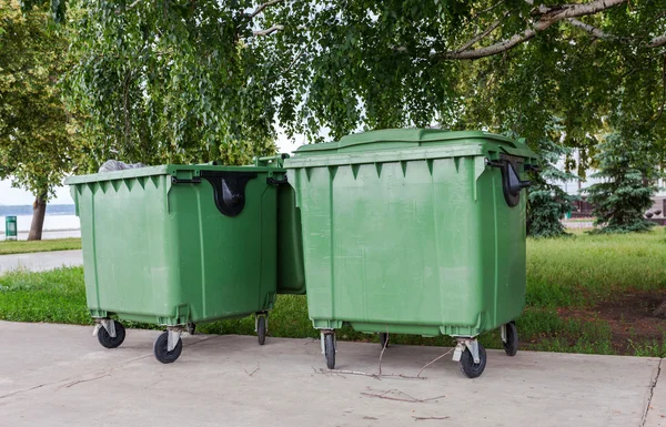 Recipientes de reciclagem verdes na rua da cidade — Fotografia de Stock