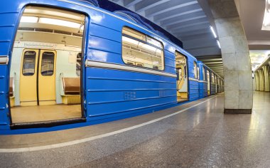 Metro istasyonunda duran mavi metro treni. Geniş dilimin