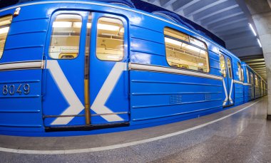 Metro istasyonunda duran mavi metro treni. Geniş dilimin