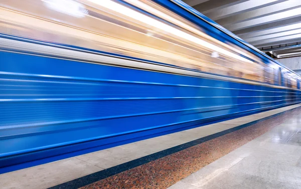 Blauer U-Bahn-Zug im U-Bahnhof in Bewegung — Stockfoto