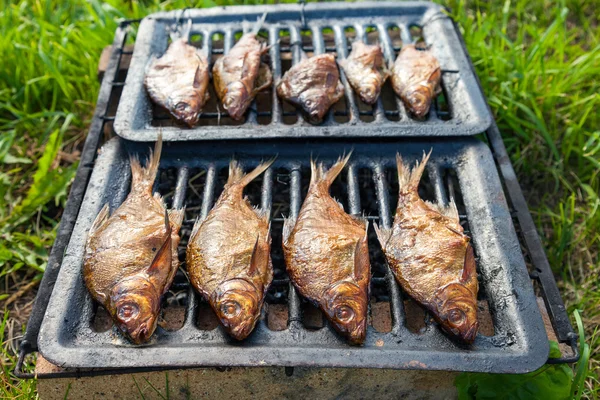 Καπνιστό ψάρι σπιτικό φαγητό σε υπαίθρια — Φωτογραφία Αρχείου