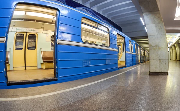 Blue subway train standing at the underground station. Wide angl — Stock Photo, Image