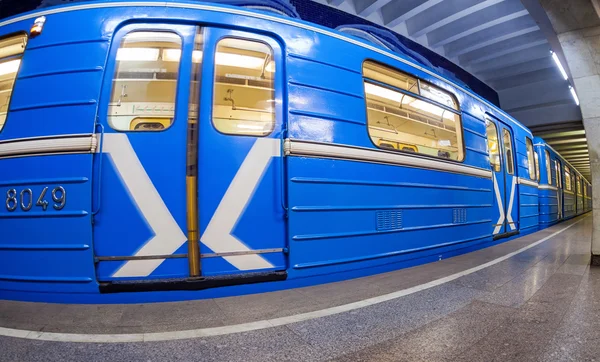 Train de métro bleu debout à la station de métro. Angle large — Photo