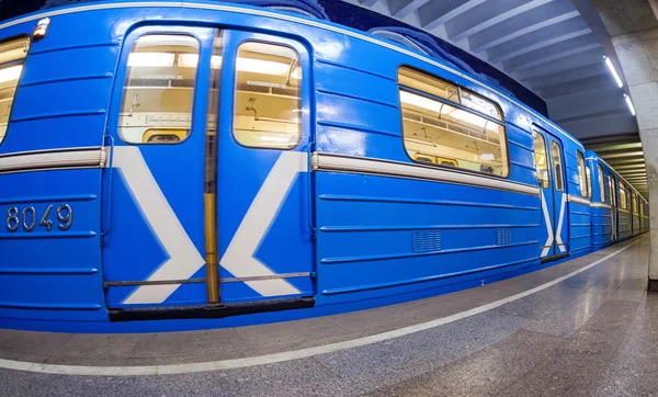 Treno blu della metropolitana in piedi alla stazione della metropolitana. Ampia angolazione — Foto Stock