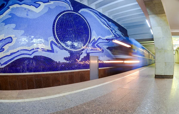 Der Zug kommt an der U-Bahn-Station Gagarinskaja in Samara an, — Stockfoto