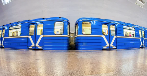Tren de metro azul de pie en la estación de metro. Ángulo ancho — Foto de Stock