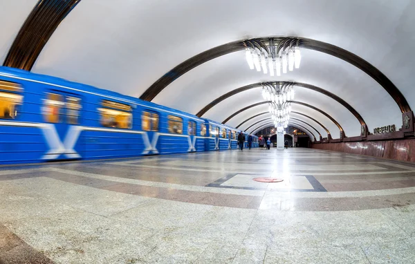 Wnętrze stacji metra Pobeda w Samara, Federacja Rosyjska — Zdjęcie stockowe