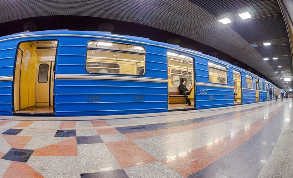 Train de métro bleu debout à la station de métro — Photo