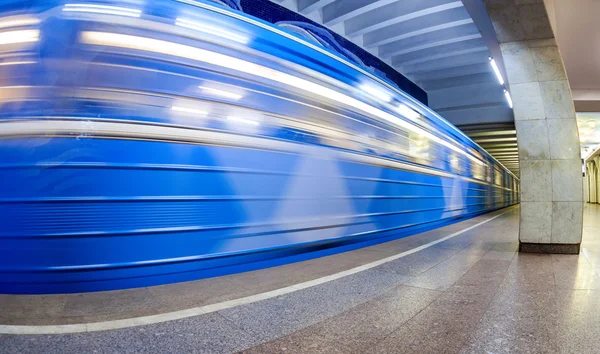 Blue subway train in motion at the underground station. Wide ang — Stock Photo, Image