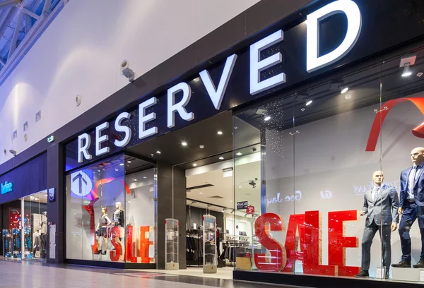 Vetrina di RESERVED Store nel centro commerciale per famiglie MEGA — Foto Stock