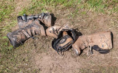 Motocross yarışmaya sonra kirli motosiklet botları