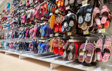 Farklı terlik yeni hipermarket vitrinde satışı hazır