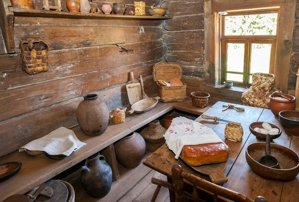 Interior da antiga casa de madeira rural no museu de arcos de madeira — Fotografia de Stock