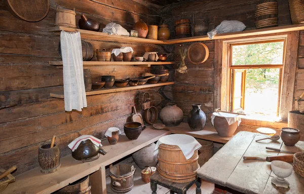 Interior da antiga casa de madeira rural no museu de arcos de madeira — Fotografia de Stock