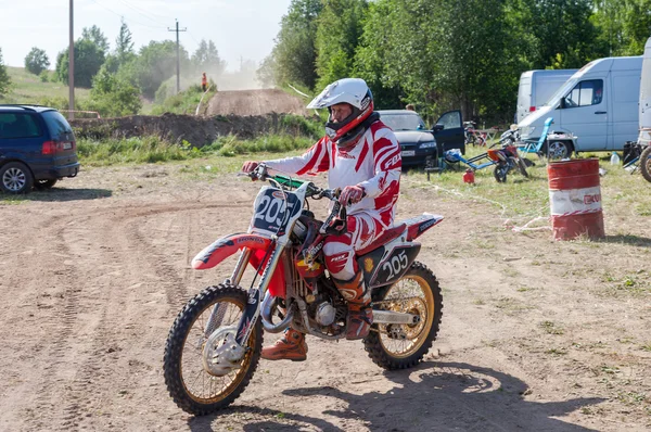 Niet-geïdentificeerde stuurprogramma racing na de competitie in motorcross — Stockfoto