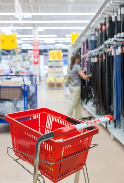 Ukládat Auchan prázdný červený nákupní košík — Stock fotografie