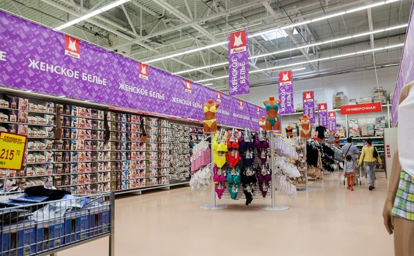 Sprzedaż bielizny damskiej w sieci hipermarketów Auchan — Zdjęcie stockowe