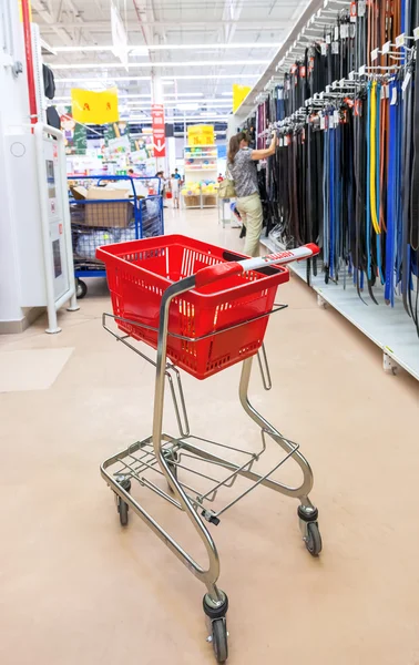 Ukládat Auchan prázdný červený nákupní košík — Stock fotografie