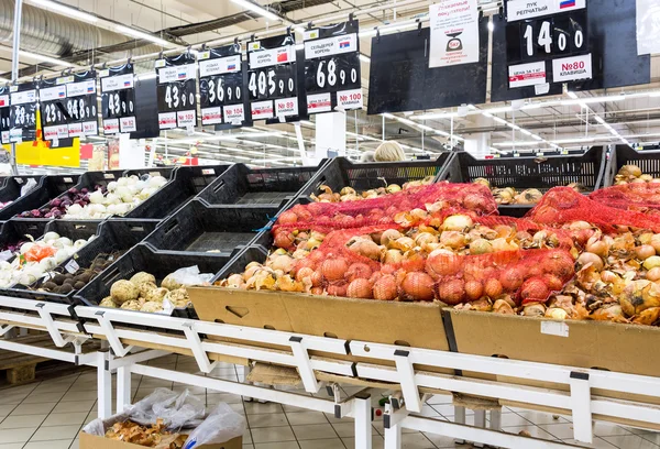 Свежие овощи готовы к продаже в магазине Auchan Samara — стоковое фото