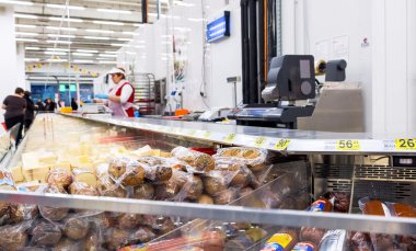 Peynirli süpermarket Magnit satışında hazır vitrin. Rusya