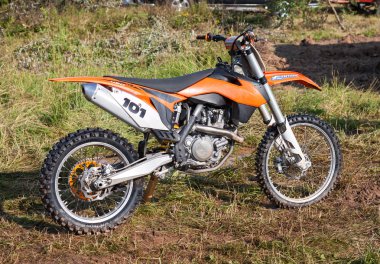 Güneşli günde yıkama sonrası motosiklet