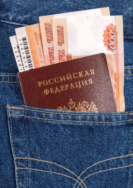 Russische Rubel-Scheine, Zugtickets und Reisepass im Rücken — Stockfoto