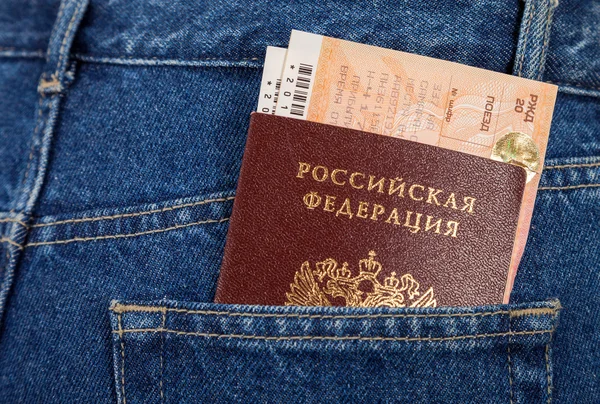 Passeport russe et billets de train dans la poche arrière du jean — Photo