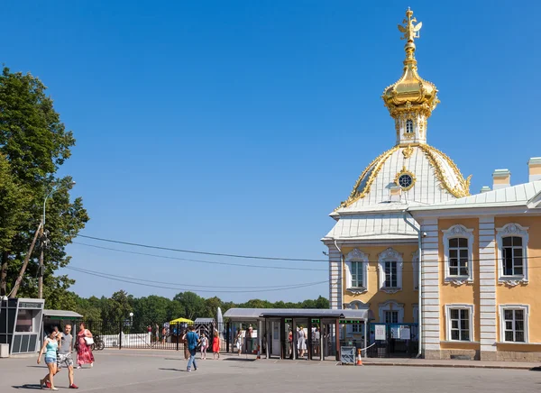 Otaczający pensjonat Peterhof pałacu w Sankt Petersburgu, Rosja — Zdjęcie stockowe
