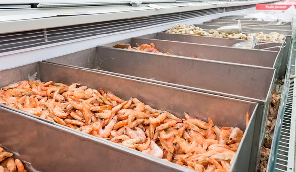 A fagyasztott Élelmiszeri tengertermékek szupermarketben kirakat — Stock Fotó