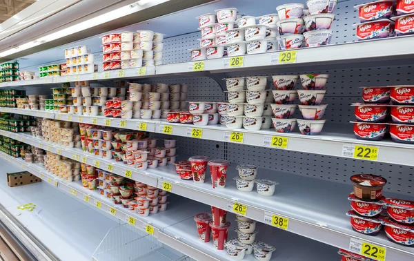 Verse melk produceert klaar voor verkoop in Auchan Samara opslag — Stockfoto