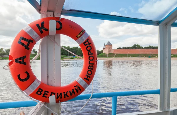 Boya salvavidas en el barco de excursión "Sadko" en verano día soleado —  Fotos de Stock