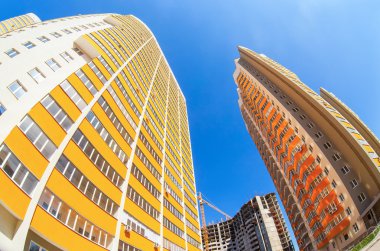 Yapım aşamasında mavi gökyüzü karşı yüksek apartmanlar 