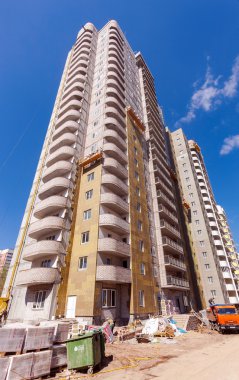 Yapım aşamasında mavi gökyüzü karşı yüksek apartmanlar 