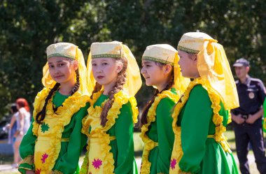 Kızlar Tatar Sabantuy Festivali'nde Ulusal kostümleri 